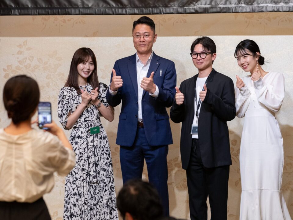 イベント会場で記念撮影に応じるゲストたち